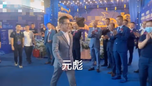 65歲元彪消瘦現身,坐露天咖啡店抽雪茄,面部崎嶇皮膚鬆弛顯老態