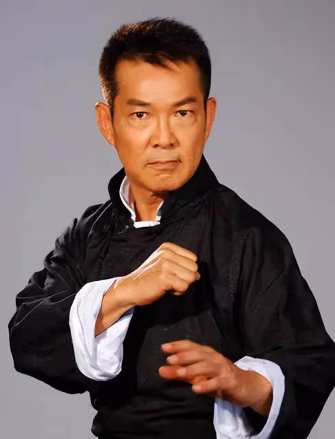 65歲元彪消瘦現身,坐露天咖啡店抽雪茄,面部崎嶇皮膚鬆弛顯老態
