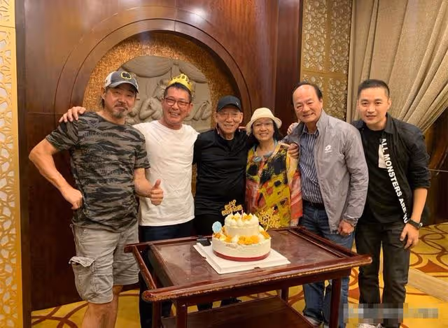 65歲元彪消瘦現身,坐露天咖啡店抽雪茄,面部崎嶇皮膚鬆弛顯老態