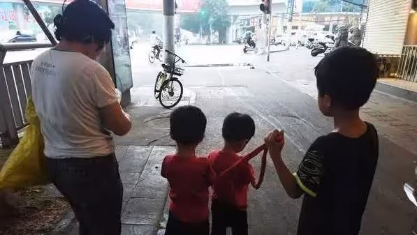 淚目!父病欠巨債 母絕望離家,三孫兒踉蹌街頭陪奶奶撿回收,用布繩綁手防走丟,只想早點治好好爸爸的病