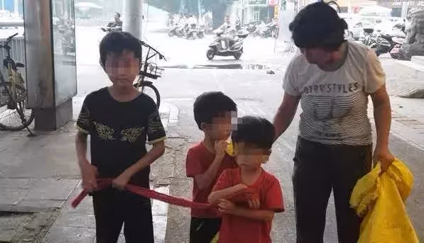 淚目!父病欠巨債 母絕望離家,三孫兒踉蹌街頭陪奶奶撿回收,用布繩綁手防走丟,只想早點治好好爸爸的病