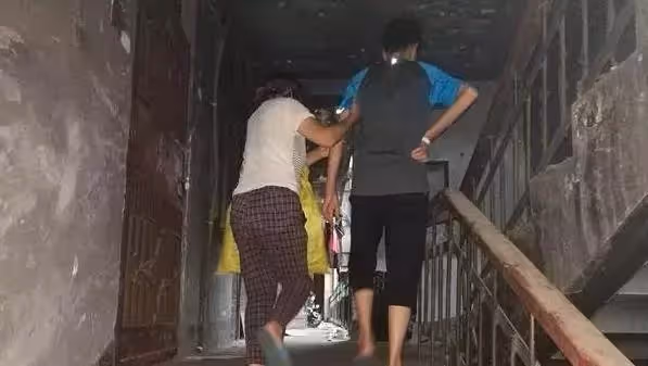 淚目!父病欠巨債 母絕望離家,三孫兒踉蹌街頭陪奶奶撿回收,用布繩綁手防走丟,只想早點治好好爸爸的病