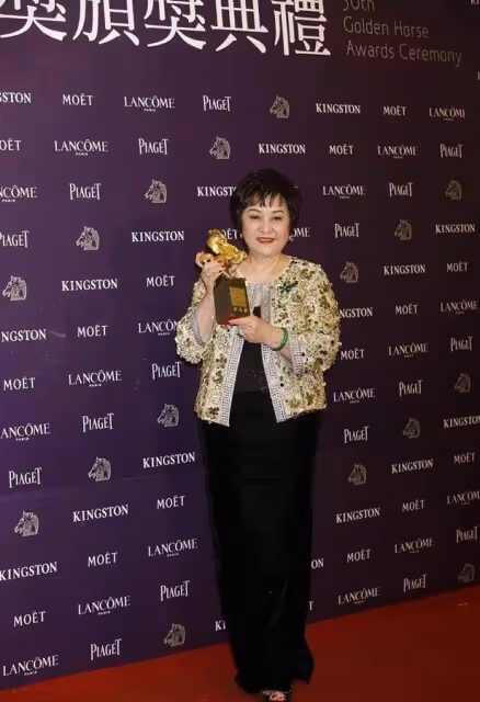 「謝賢首任前妻」罕見露面，74歲狀態優越富態華貴，美甲配紅唇時髦不輸年輕人