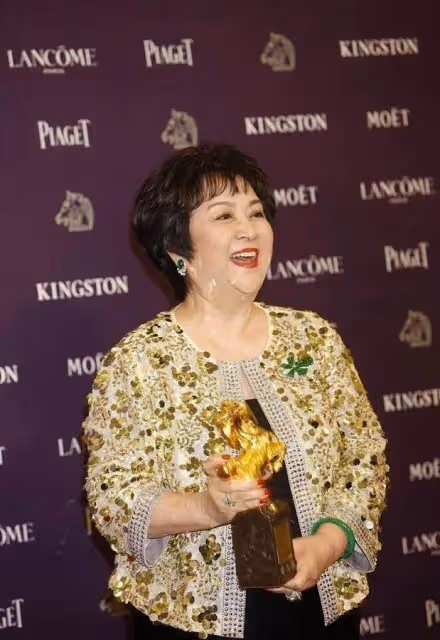 「謝賢首任前妻」罕見露面，74歲狀態優越富態華貴，美甲配紅唇時髦不輸年輕人