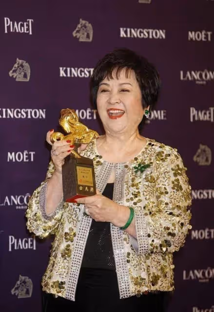 「謝賢首任前妻」罕見露面，74歲狀態優越富態華貴，美甲配紅唇時髦不輸年輕人