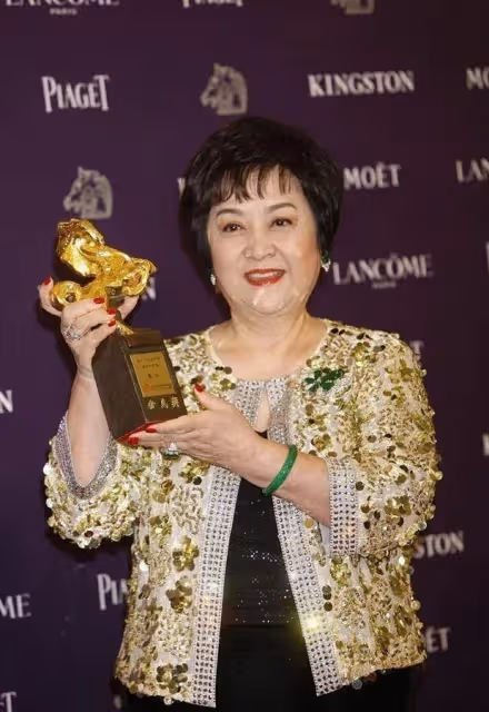 「謝賢首任前妻」罕見露面，74歲狀態優越富態華貴，美甲配紅唇時髦不輸年輕人