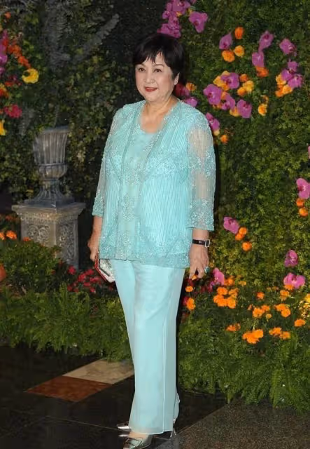 「謝賢首任前妻」罕見露面,74歲狀態優越富態華貴,美甲配紅唇時髦不輸年輕人