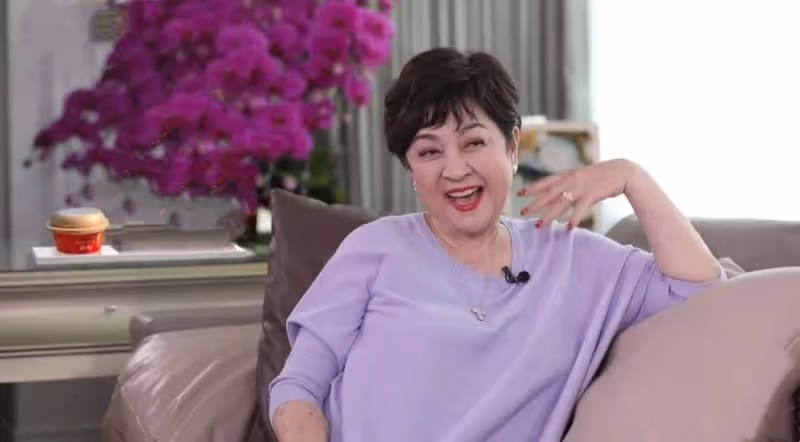 「謝賢首任前妻」罕見露面,74歲狀態優越富態華貴,美甲配紅唇時髦不輸年輕人