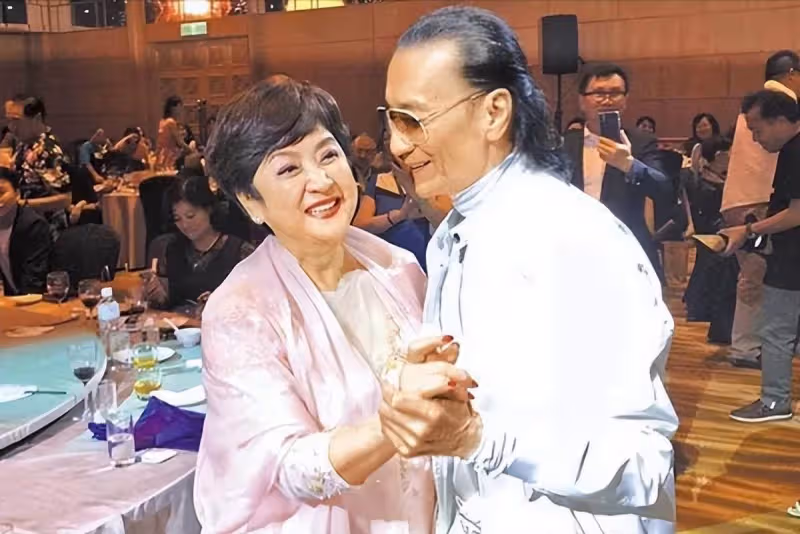 「謝賢首任前妻」罕見露面,74歲狀態優越富態華貴,美甲配紅唇時髦不輸年輕人