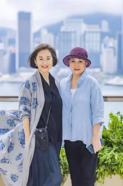 「謝賢首任前妻」罕見露面,74歲狀態優越富態華貴,美甲配紅唇時髦不輸年輕人