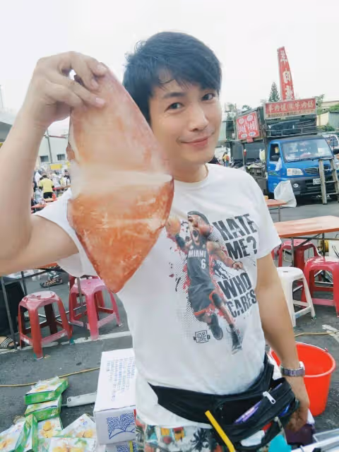 資深男星「爆爭議事件」無奈退圈,43歲轉行「夜市擺攤維生」被笑「好慘」樂觀面對:重新來過不丟人