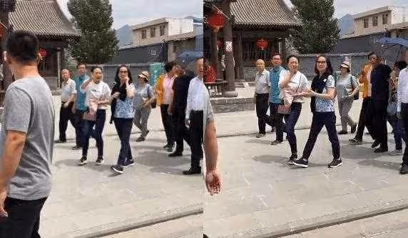隱退40年!林鳳嬌「頂短髮」偕成龍現身做慈善 66歲凍齡休閒打扮「風韻猶存」