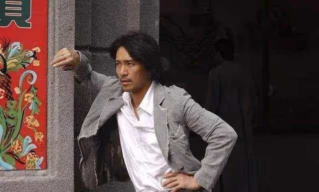 《功夫》拍攝現場,周星馳「大放厥詞」招惹四個人,慘遭洪金寶訓斥:不要只把自己當人