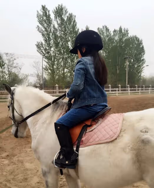 明星夫婦紛紛送孩子入學貴族學校,周杰倫女兒Hathaway一年學費70萬,網友:圈子不同,不必強融!