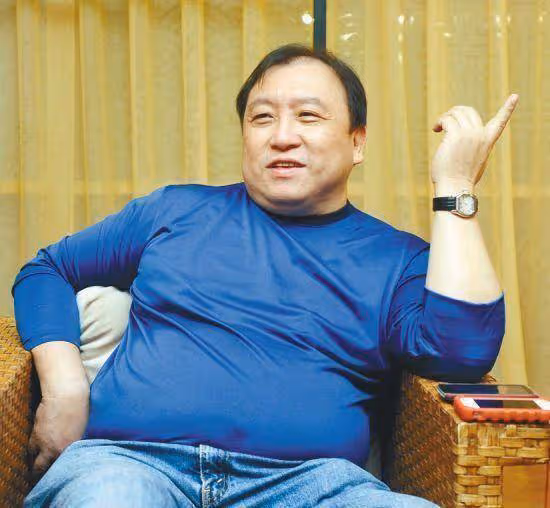 「爛片導演」王晶,擁有無數個「晶女郎」,但結髮妻子從未改變