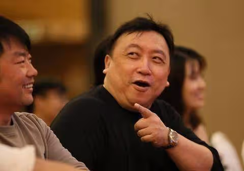 「爛片導演」王晶,擁有無數個「晶女郎」,但結髮妻子從未改變