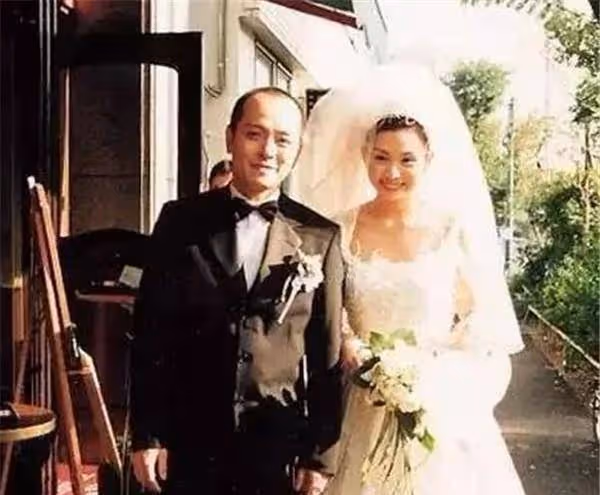 「爛片導演」王晶,擁有無數個「晶女郎」,但結髮妻子從未改變