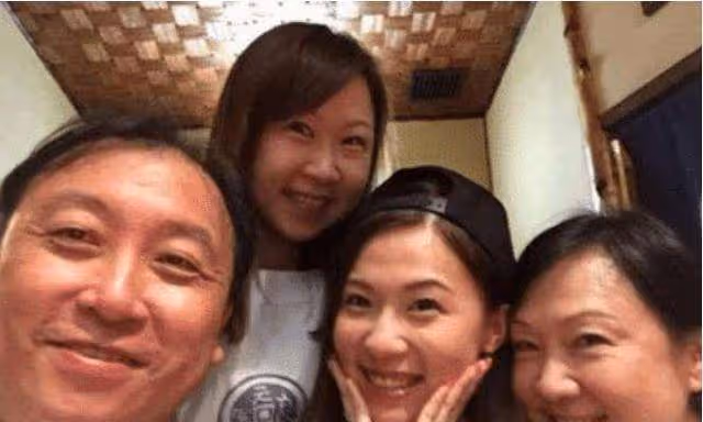 「爛片導演」王晶,擁有無數個「晶女郎」,但結髮妻子從未改變