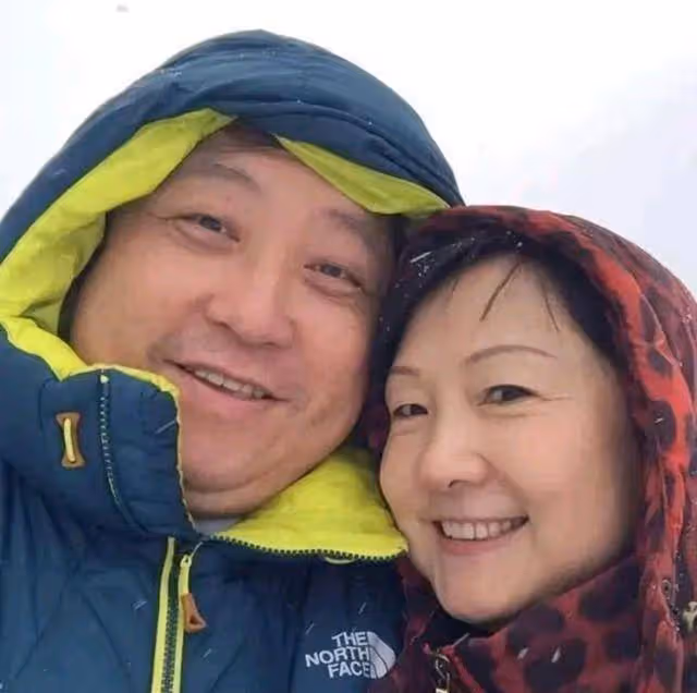 「爛片導演」王晶,擁有無數個「晶女郎」,但結髮妻子從未改變