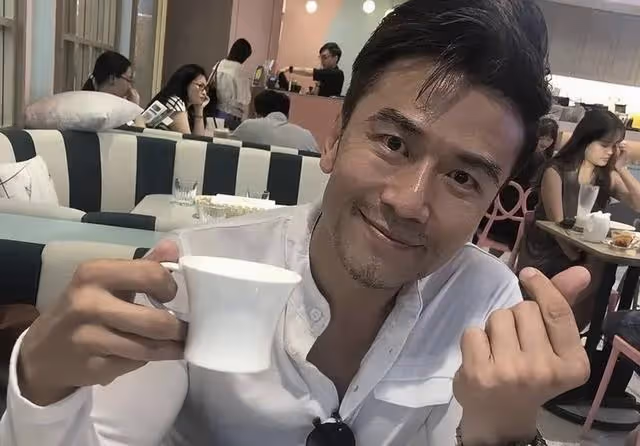 恭喜！香港知名男星被曝與內地女友低調結婚，年過50歲仍想生小孩