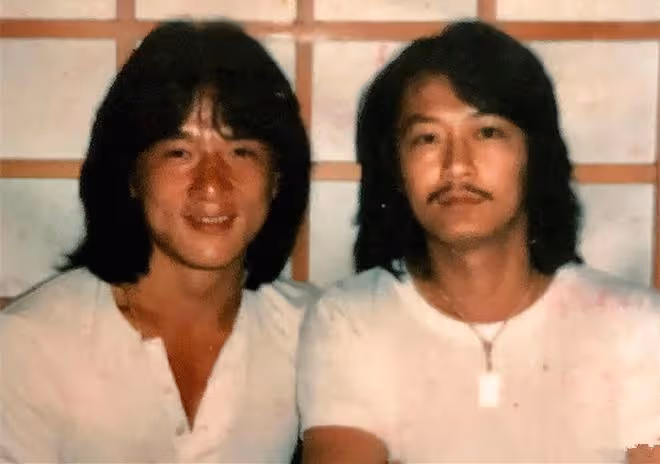 70歲港星長居內地，遊艇派對開香檳太愜意，一旁美女穿抹胸秀身材