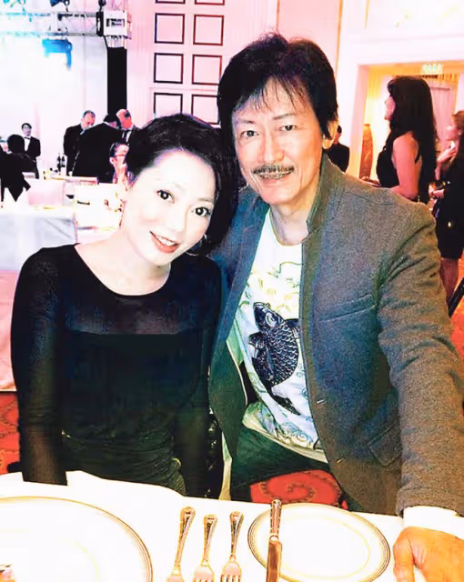70歲港星長居內地，遊艇派對開香檳太愜意，一旁美女穿抹胸秀身材