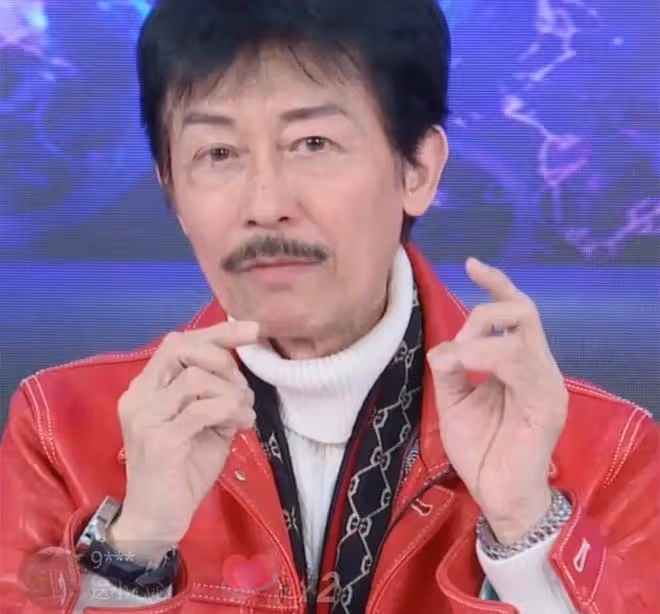 70歲港星長居內地，遊艇派對開香檳太愜意，一旁美女穿抹胸秀身材