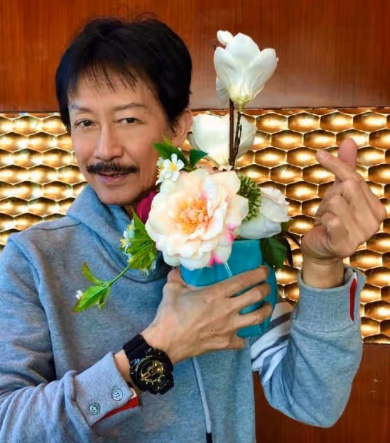 70歲港星長居內地，遊艇派對開香檳太愜意，一旁美女穿抹胸秀身材