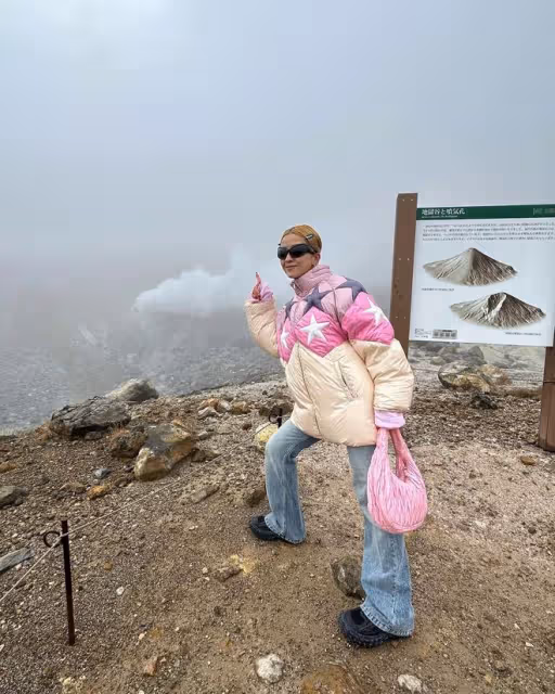陳奕迅忙準備演唱會，妻子卻赴日本旅遊，穿2萬上衣登火山很興奮