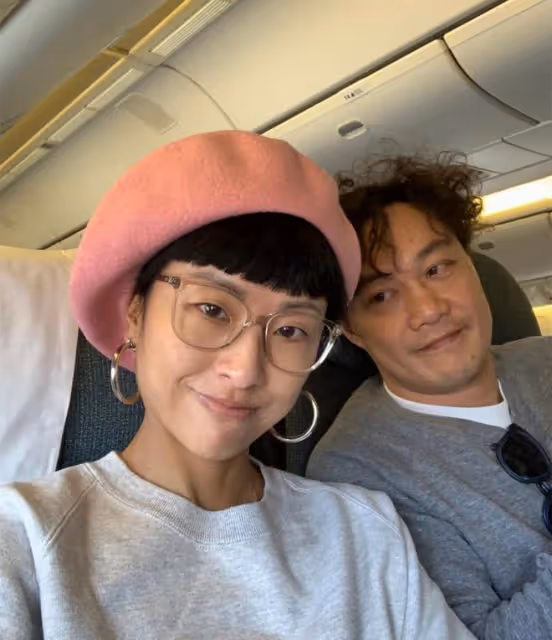 陳奕迅忙準備演唱會，妻子卻赴日本旅遊，穿2萬上衣登火山很興奮