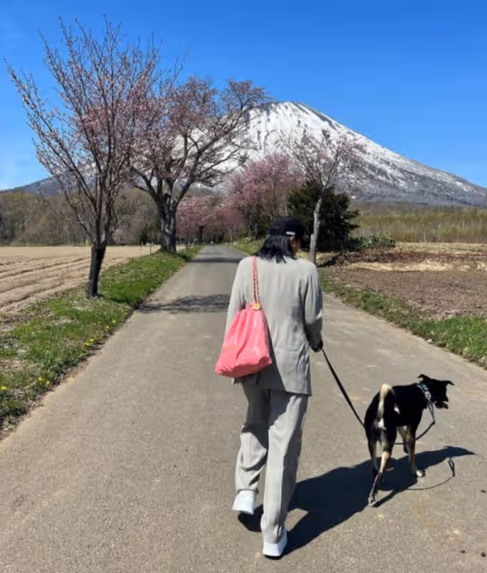 陳奕迅忙準備演唱會，妻子卻赴日本旅遊，穿2萬上衣登火山很興奮