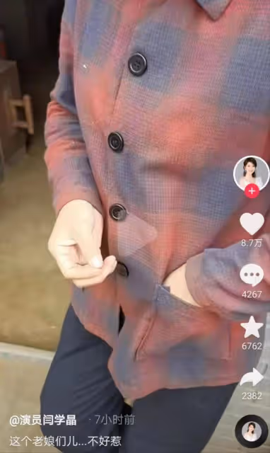 50歲閆學晶曬河北農村生活，住簡樸小屋內景破舊，穿著樸素接地氣