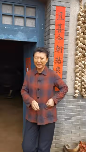 50歲閆學晶曬河北農村生活，住簡樸小屋內景破舊，穿著樸素接地氣