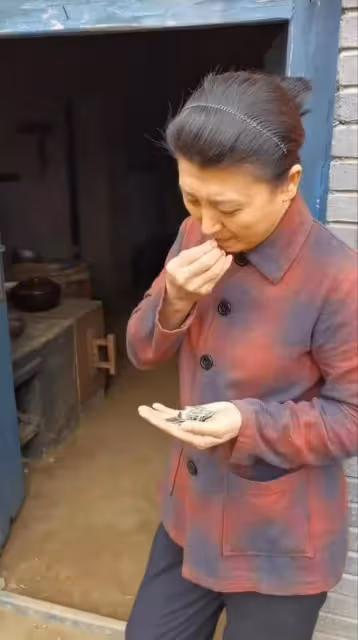 50歲閆學晶曬河北農村生活，住簡樸小屋內景破舊，穿著樸素接地氣