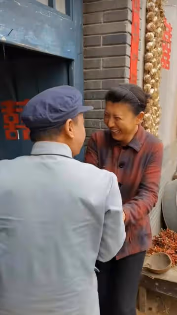 50歲閆學晶曬河北農村生活，住簡樸小屋內景破舊，穿著樸素接地氣