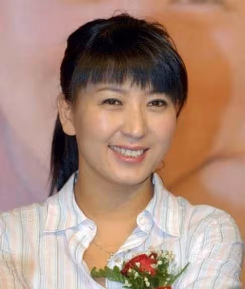 50歲閆學晶曬河北農村生活，住簡樸小屋內景破舊，穿著樸素接地氣
