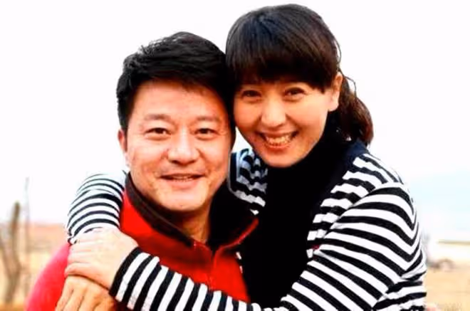 50歲閆學晶曬河北農村生活，住簡樸小屋內景破舊，穿著樸素接地氣