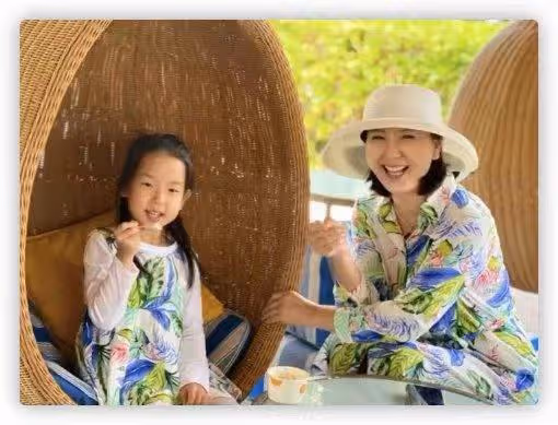 50歲閆學晶曬河北農村生活，住簡樸小屋內景破舊，穿著樸素接地氣