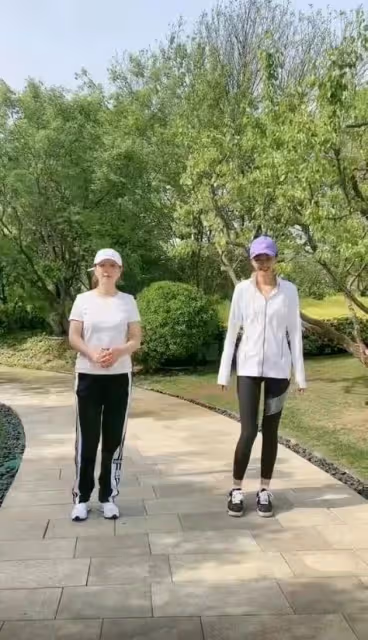 50歲閆學晶曬河北農村生活，住簡樸小屋內景破舊，穿著樸素接地氣