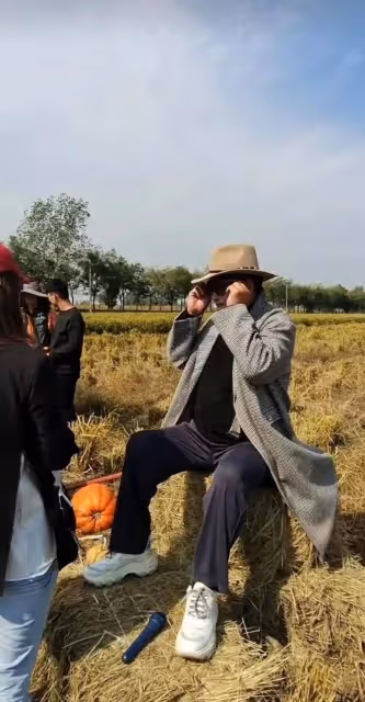 大衣哥朱之文近況曝光,穿著體面泥地里唱歌,腳踩麥田擺拍惹爭議