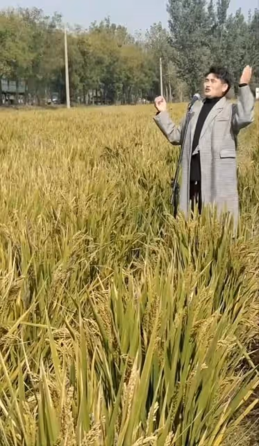 大衣哥朱之文近況曝光,穿著體面泥地里唱歌,腳踩麥田擺拍惹爭議