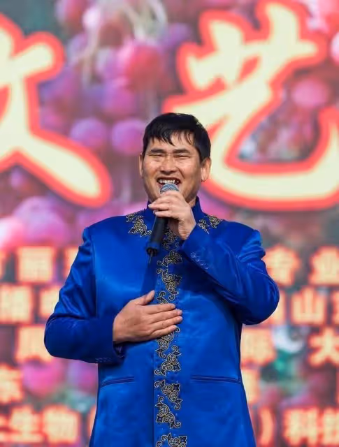 大衣哥朱之文近況曝光,穿著體面泥地里唱歌,腳踩麥田擺拍惹爭議
