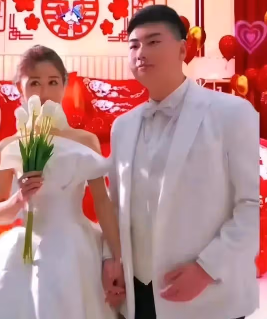 大衣哥朱之文近況曝光,穿著體面泥地里唱歌,腳踩麥田擺拍惹爭議
