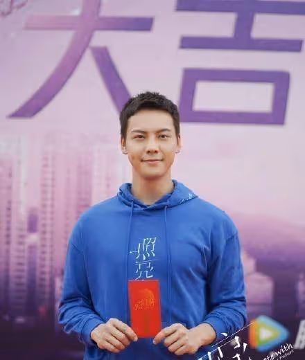 陳偉霆帶來一部小甜劇，再度挑戰硬漢角色，女主顏值令人心動