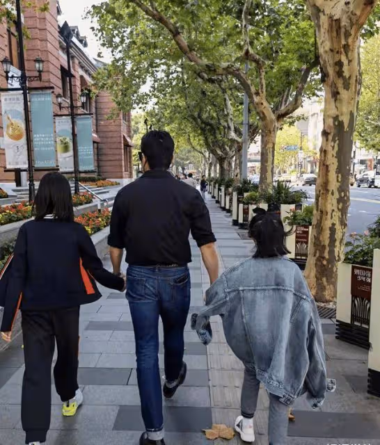 陸毅迎來46歲生日,與妻子鮑蕾紛紛曬照秀恩愛,一家人顏值成亮點