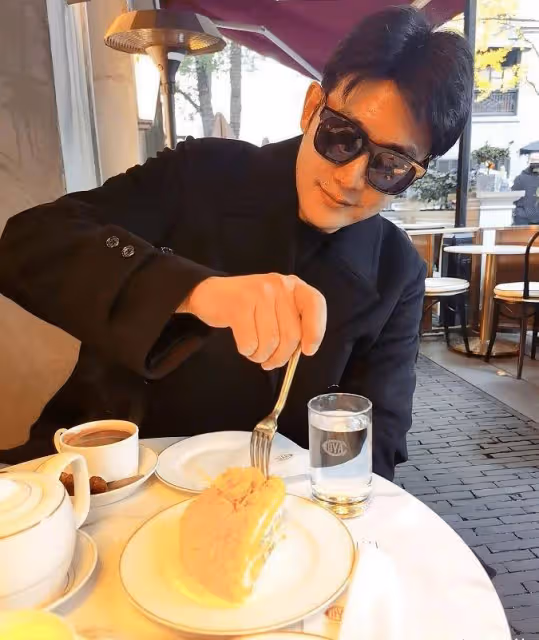 陸毅迎來46歲生日,與妻子鮑蕾紛紛曬照秀恩愛,一家人顏值成亮點