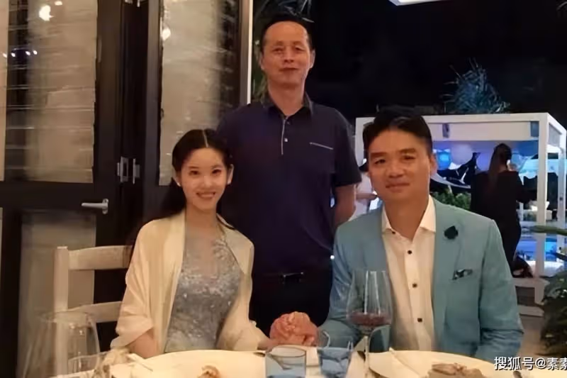 章澤天父親露面，在女婿東哥面前顯得有些拘謹，一家人十分幸福