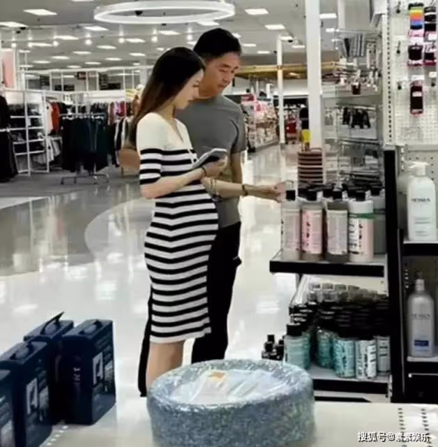 章澤天父親露面,在女婿東哥面前顯得有些拘謹,一家人十分幸福