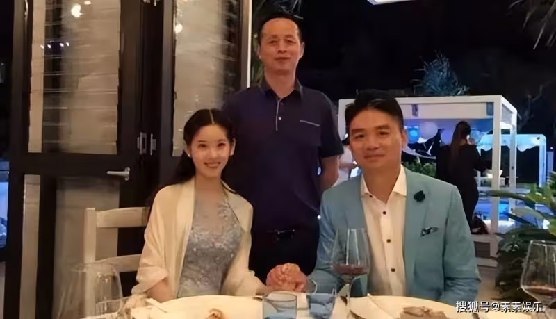 章澤天父親露面,在女婿東哥面前顯得有些拘謹,一家人十分幸福