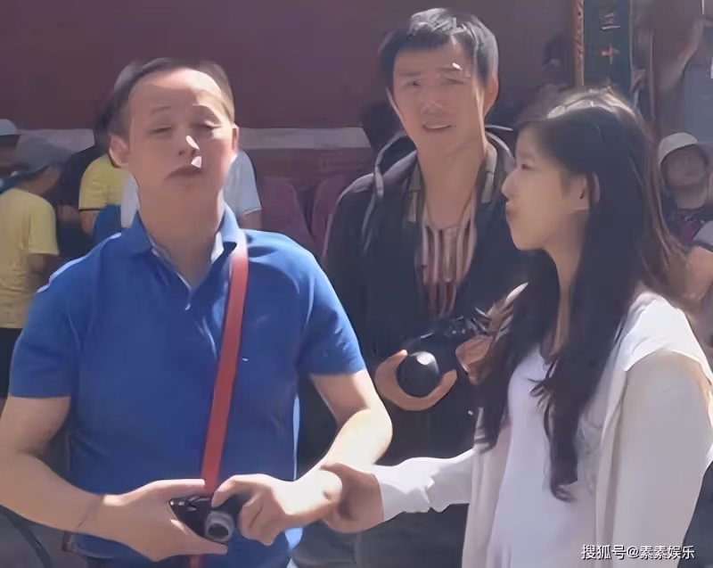 章澤天父親露面,在女婿東哥面前顯得有些拘謹,一家人十分幸福